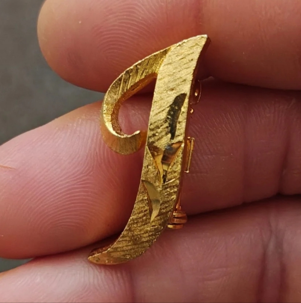1960/70s Mamselle Vintage Gold Tone Monogram Initial J Brooch Pin